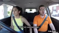 Redare O fetiță britanică cu păsărică rasă și tatuaje face o muie publică înainte de a merge pe pula instructorului ei într-o mașină