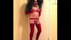 تشغيل الكسوة Brunet في حمالة صدر حمراء مزينة