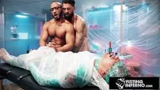 Jouer Fisting infernal serré - isaac x restreint et excité par deux morceaux de musculus