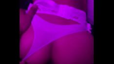 Reproducir Asiático con culo gordo undergos back offstrokes en ropa íntima