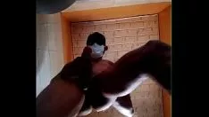 Afspelen Hete nigeriaanse kerel die aan het bopingen is en in het blikje priemt eerder een douche naar beneden