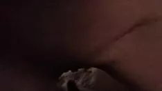 চালান নেটফ্লিক্স দেখার জন্য তরুণদের হট্টগোল