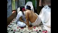 Abspielen Savita Bhabhi wird von einem jungen indischen Jungen gefickt