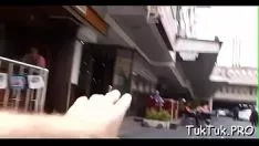 चलाएँ एक मनभावन एशियाई किटी-बिल्ली को खिलाना