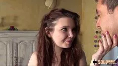 Abspielen Heilige Mana osculate, das junge Hausmädchen in den Arsch gefickt